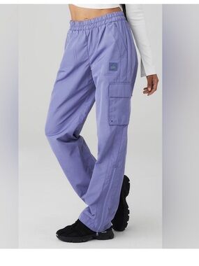 ALO Yoga l Cargo pants track windbreaker in Soft Lilac